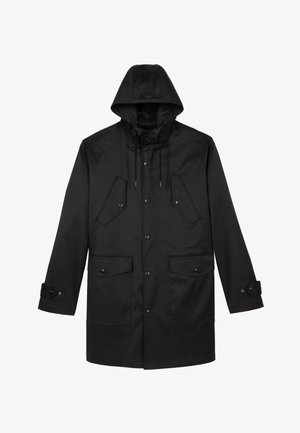 Chaqueta impermeable negra con capucha, botones de presión en el frente, múltiples bolsillos frontales, puños ajustables y una textura suave y brillante.