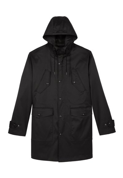 Schwarze wasserdichte Jacke mit Kapuze, vorderen Druckknöpfen, mehreren Vordertaschen, verstellbaren Bündchen und einer glatten, glänzenden Textur.