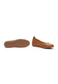 Bailarinas de cuero marrón con puntera redondeada, suela de goma flexible y plantilla texturizada. Presenta una costura mínima y un tacón sutil.