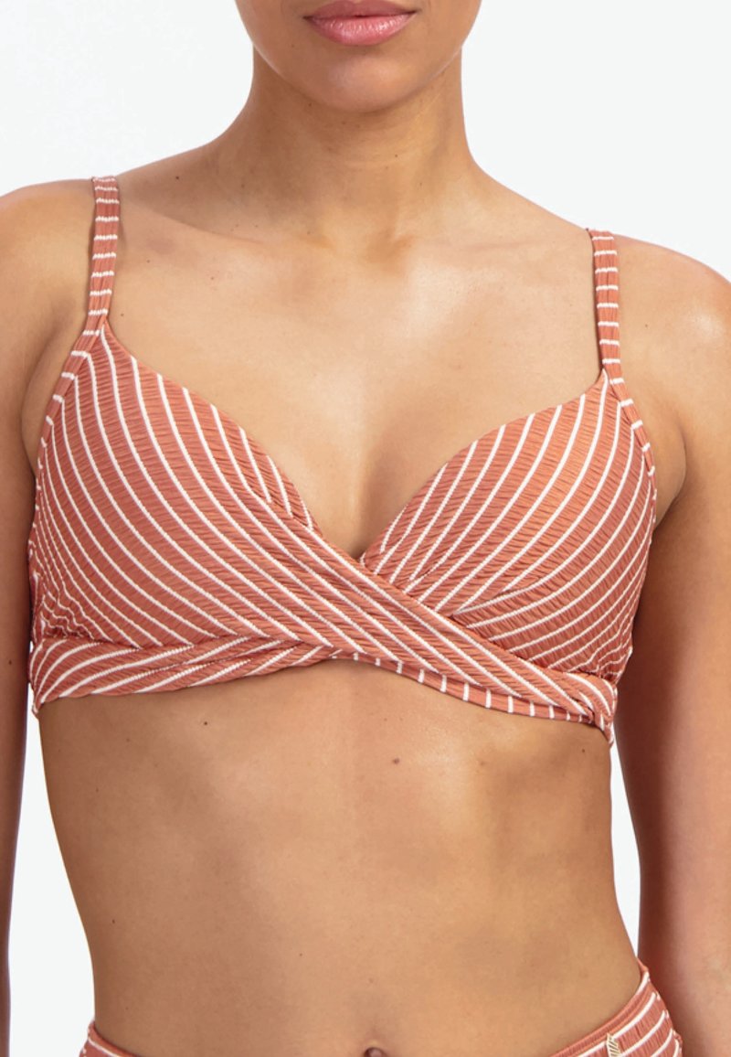 Kobieta ubrana w bikini w formie kopertowego topu w pasy w kolorze rdzawego pomarańczu i bieli, z cienkimi ramiączkami, na białym tle.