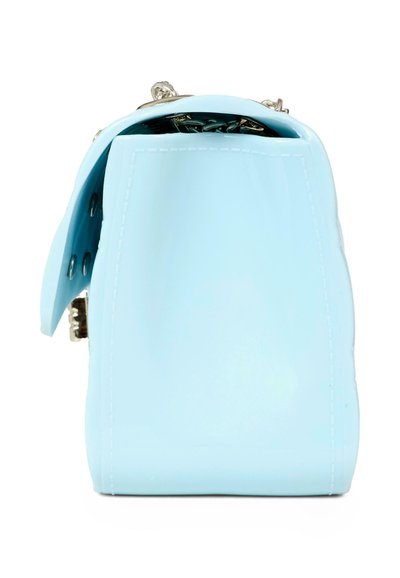Borsa a tracolla blu chiaro realizzata in materiale vinile liscio, con forma strutturata e design a pieghe. Presenta accessori in argento e chiusura a scatto.
