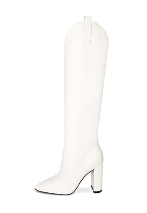 Stivale alto in pelle bianca con punta affusolata, tacco a blocco e linguetta in cima, mostrato di lato su sfondo bianco.
