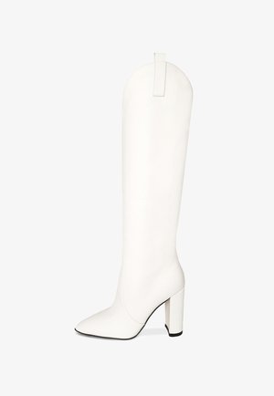 Stivale alto in pelle bianca con punta affusolata, tacco a blocco e linguetta in cima, mostrato di lato su sfondo bianco.