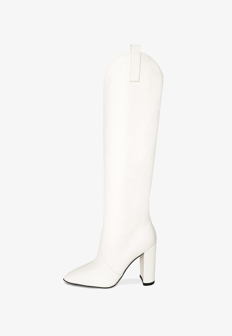 Stivale alto in pelle bianca con punta affusolata, tacco a blocco e linguetta in cima, mostrato di lato su sfondo bianco.