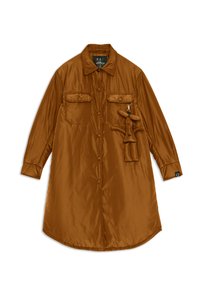 Hnedá saténová oversized košeľová šaty s uzáverom na gombíky, dvoma prednými vreckami na hrudi a hravou kľúčenkou v tvare bábiky. Dlhé rukávy, zakrivený lem.