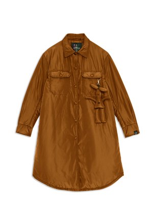 Hnedá saténová oversized košeľová šaty s uzáverom na gombíky, dvoma prednými vreckami na hrudi a hravou kľúčenkou v tvare bábiky. Dlhé rukávy, zakrivený lem.