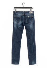 Jeans de mezclilla de color azul oscuro colgados en una percha negra, mostrando la parte trasera con dos bolsillos y detalles descoloridos.