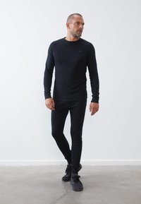 Pier One Sport BASE LAYER SET LONG SLEEVE TOP LEGGINGS - Spodnja majica - black