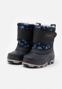 Botas impermeables negras con un patrón geométrico en azul y negro, que cuentan con una correa de Velcro y un forro de piel para proporcionar calidez y comodidad.