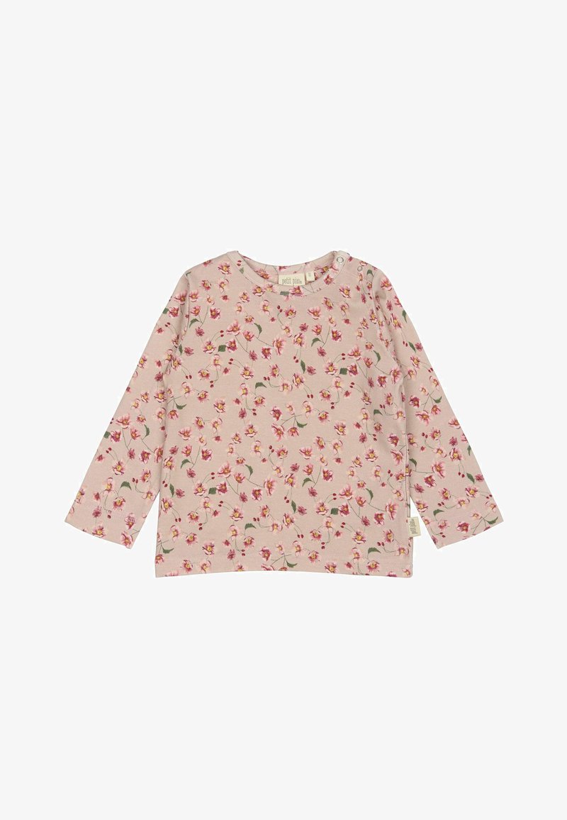 Langafnemende shirt in zachtroze stof, met een bloemenprint in tinten van roze en groen. Ronde halslijn met knoopdetail op de schouder.