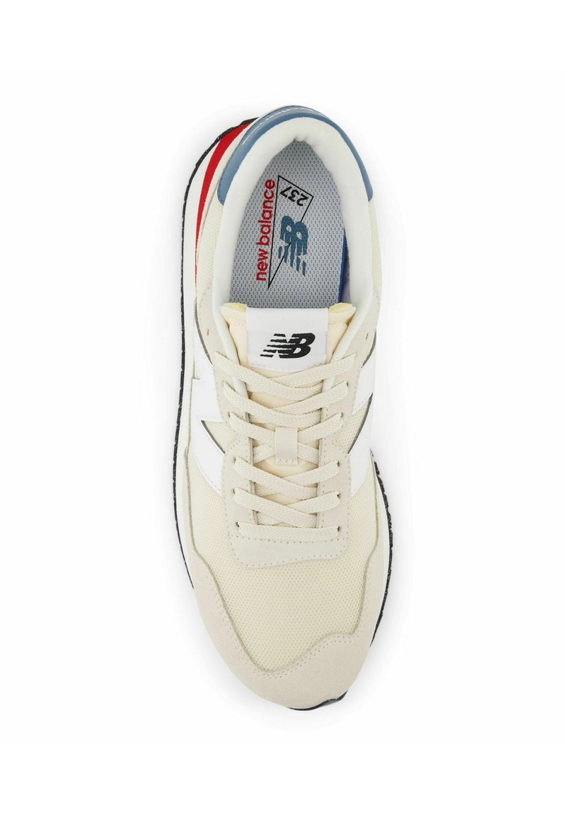 Braune Sneaker mit weißen Akzenten, Obermaterial aus Mesh und schwarzer Laufsohle. Verfügt über einen gepolsterten Kragen und ein klassisches Schnürsystem. Logo auf der Zunge.