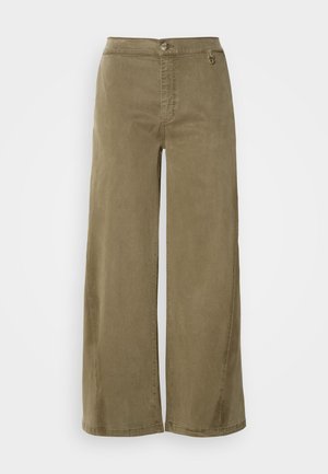 Wijdvallende broek in kaki katoen. Voorzien van een knoopsluiting en riemlussen, met een gladde textuur en nette stiksels langs de naden.