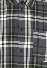 Karierter Hemd in Grautönen, Schwarz, Weiß und Grün, mit Umlegekragen, schwarzen Knöpfen und einer Brusttasche auf der linken Seite.