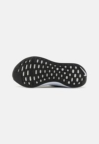 Semelle extérieure noire texturée avec des découpes circulaires et ovales, présentant une transition en douceur vers une semelle intermédiaire bleu clair. Matériau durable et flexible.