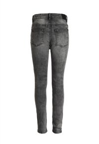 Jeans ajustados grises con un acabado desgastado, diseño de cinco bolsillos, pasadores para cinturón y dobladillo limpio. Tejido suave con un ligero estiramiento y textura sutil.