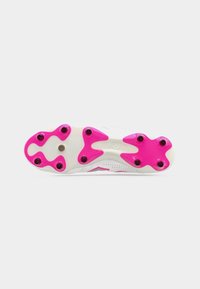 Semelle de crampons de football blanche avec six crampons roses au talon et six crampons roses à l'avant-pied, plus un crampon central gris.