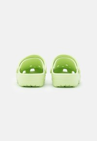 Crocs CLASSIC UNISEX - Mulas - celery