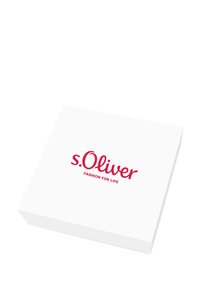 Scatola quadrata bianca con una superficie liscia, che presenta in evidenza il logo rosso "s.Oliver" e la frase "FASHION FOR LIFE" in caratteri più piccoli.
