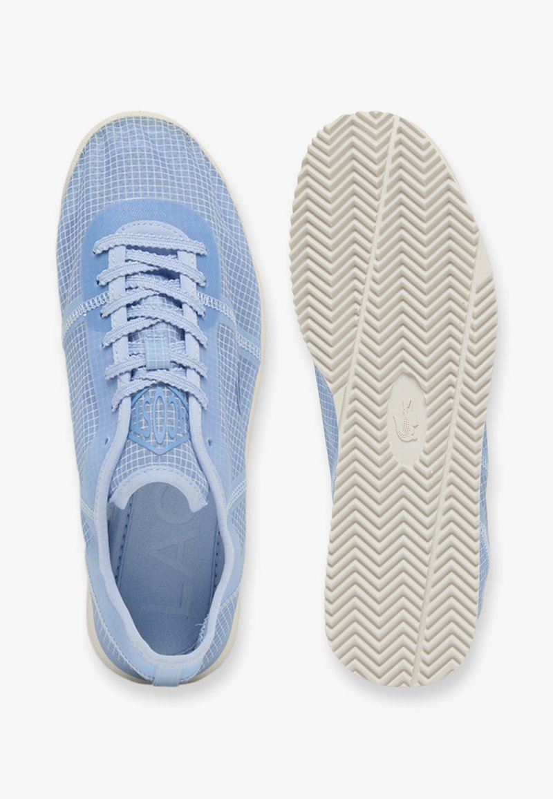 Hellblaue Sportschuhe mit weißem Gittermuster, flacher weißer Gummi-Außensohle mit Fischgrätprofil und Schnürverschluss, Ansicht von oben und von der Sohle.