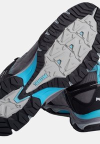 Grau-schwarze Sportschuhe mit türkisfarbenen Akzenten, ausgestattet mit einer strukturierten Gummisohle und einem robusten Design für verbesserte Traktion.