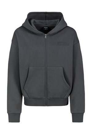 Dunkelgrauer Zip-Hoodie mit Fronttaschen, gerippten Bündchen und Saum sowie kleinem Textdetail auf der linken Brustseite.