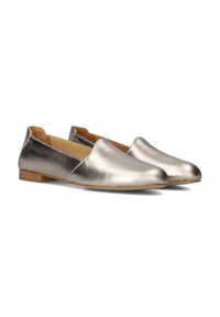 Metallisch zilveren instap schoenen met een lage hak en een zachte leren bovenkant, met een ronde neus en een minimalistisch ontwerp.