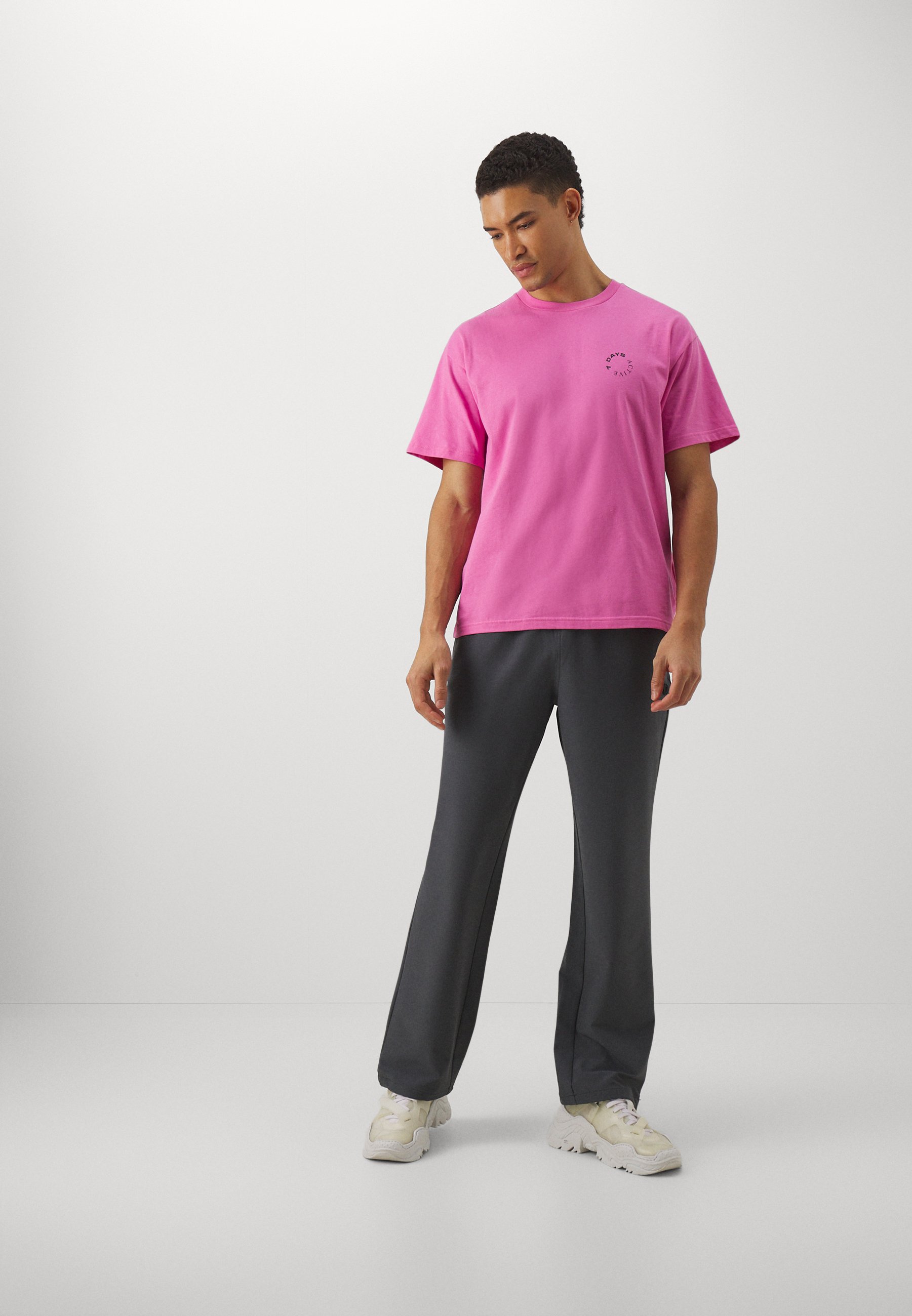 【関税込み】7 DAYS Active ブルー グラフィックTシャツ Men's T-Shirts – 7 DAYS Active