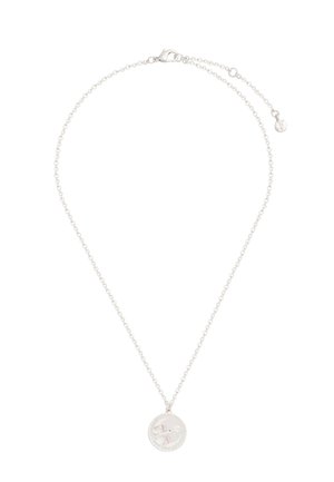 Collier délicat en chaîne argentée avec un pendentif rond gravé d'un oiseau et d'une fleur, fermoir mousqueton et chaîne d'extension réglable.