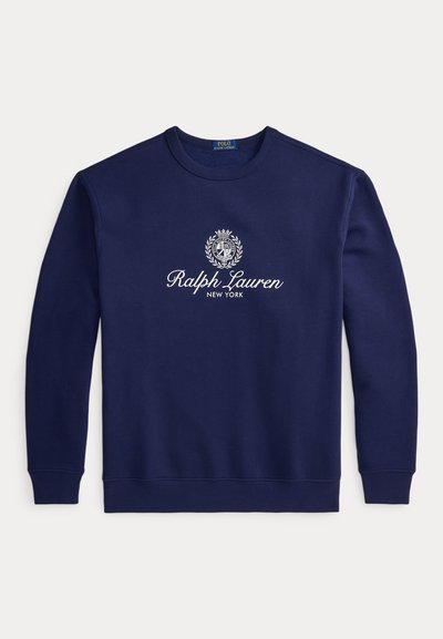Σκούρο μπλε φούτερ με λευκό κείμενο "Ralph Lauren New York" και λογότυπο με οικόσημο στο κέντρο του στήθους, μακριά μανίκια, ριμπ μανσέτες και τελείωμα.