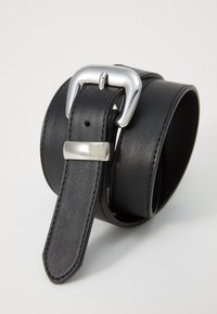 Cinturón de cuero negro con una correa ancha, que presenta una hebilla de metal plateado y una textura suave. Incluye un elegante acento plateado cerca de la hebilla.