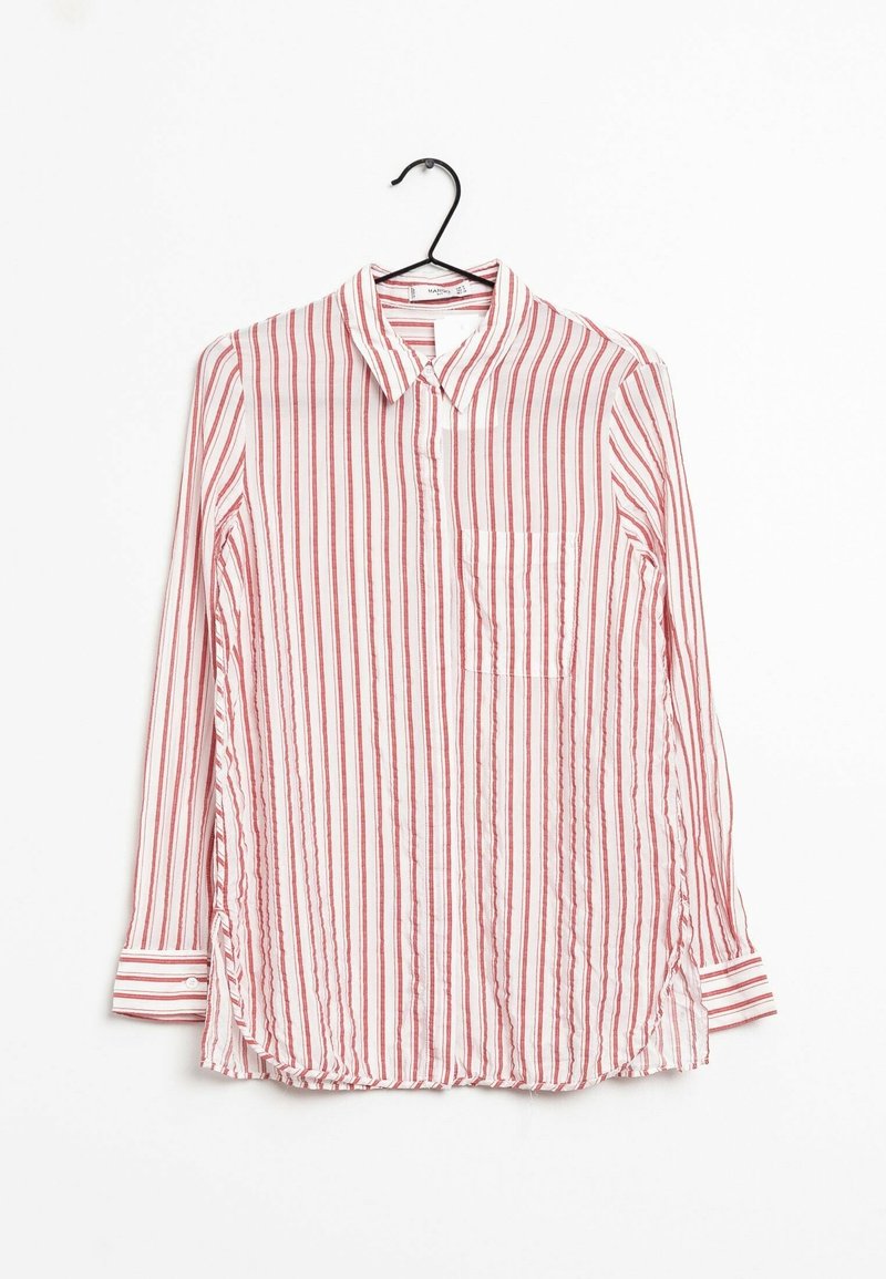 Chemise blanche à manches longues avec rayures rouges verticales, devant boutonnée, col, poche poitrine, suspendue sur un cintre noir sur fond blanc.