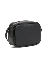 Fekete bőr oldaltáska téglalap alakú, cipzáras záródással és előlapján dombornyomott márkajelzéssel. Állítható pánttal ellátva.