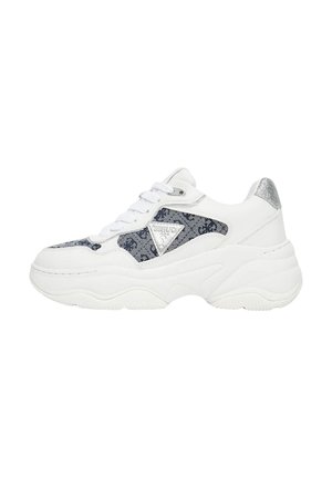 Zapatillas gruesas blancas con tela de diseño azul oscuro y detalles plateados. Presenta un diseño de cordones y una suela texturizada para mayor agarre.