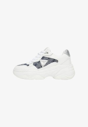 Fette weiße Sneaker mit dunkelblauem gemustertem Stoff und silbernen Akzenten. Verfügt über ein Schnürdesign und eine strukturierte Sohle für besseren Halt.