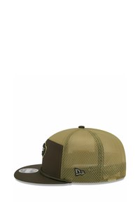 Olivegrüner Hut mit strukturiertem Design, Mesh-Rücken und flachem Schild. Verfügt über Logoakzente und eine glatte Textur auf der Vorderseite.