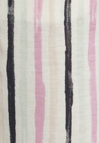 Textil med vertikala ränder i rosa, svart, grön och krämfärg. Tyget har en mjuk tekstur med ett något oregelbundet penseldragmönster.