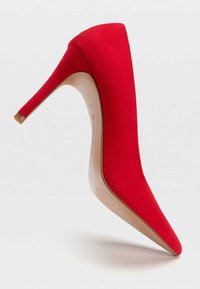 Rode hoge hak schoen met een puntige neus, bovenwerk van stof en een dunne stiletto hak. Voorzien van een gladde beige zool met een gestructureerde onderkant.
