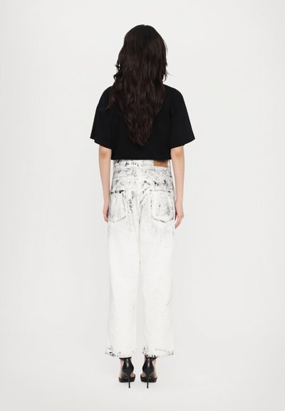 MOSCHINO LAUREL CROWN EMBLEM - Wide leg - fantasia bianco
