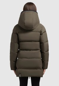 Bunda s kapucí v tmavě olivově zelené barvě, s prošívaným designem, hladkou texturou a bočními zipy na lemu.