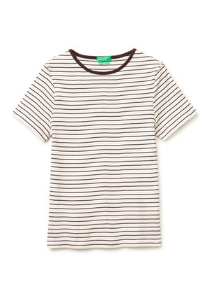 Weißes T-Shirt mit kurzen Ärmeln, dünnen horizontalen dunkelbraunen Streifen und dunkelbraunem rundem Halsausschnitt, flach liegend.