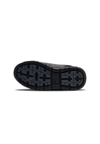 Schwarze Sportschuhsohle mit strukturiertem Gummi, ausgestattet mit einem Profilmuster für guten Halt und einem geformten Design für Unterstützung und Langlebigkeit.