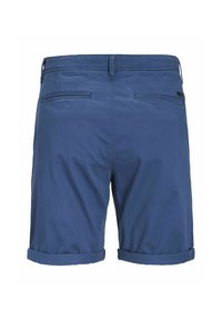 Shorts bleu marine avec une coupe droite, des poignets roulés, deux poches arrière et une texture lisse. Présente des accents de couture et une étiquette de logo.