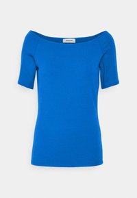 Maglietta blu off-the-shoulder realizzata in tessuto morbido, con maniche corte e un design aderente privo di motivi o dettagli visibili.