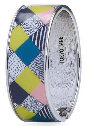 Farbige Armreifen mit geometrischen Mustern in Blau, Grün, Pink und Schwarz, mit einem glänzenden silbernen Innenraum und einer glatten Oberfläche.