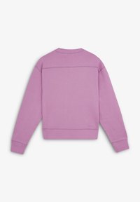 Hanorac lila cu mansete și tiv ribbed. Material texturat, cu o cusătură orizontală pe spate și fără logo-uri sau grafică vizibilă.