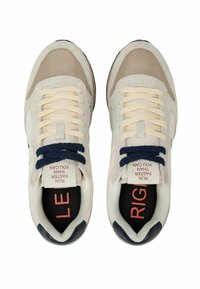 Sneakers beige chiaro realizzati in materiali scamosciati e in rete. Presentano lacci color crema, dettagli blu navy e etichette stampate in colori a contrasto.