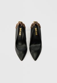 Pantofi cu toc înalt din piele neagră cu vârful ascuțit și un accent din imprimeu leopard la guler. Prezintă o textură netedă și o siluetă elegantă.