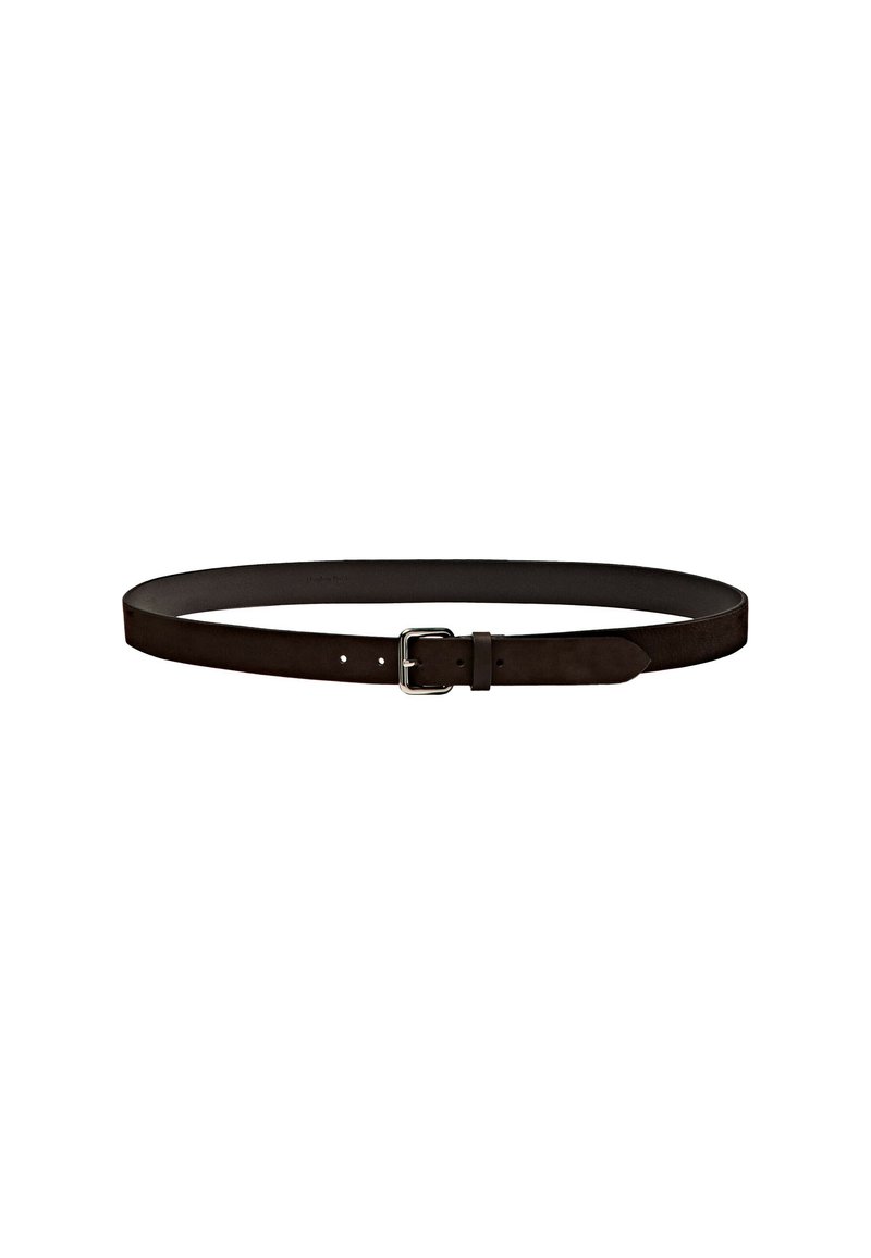 Ceinture en cuir marron avec une finition lisse, des bords arrondis, une boucle en métal argenté et des trous de réglage tout au long de sa longueur.