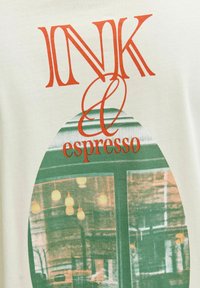 Testo "INK & espresso" in arancione scuro sopra un ovale verde che mostra l'interno sfocato di un caffè con luci sospese e tavoli.