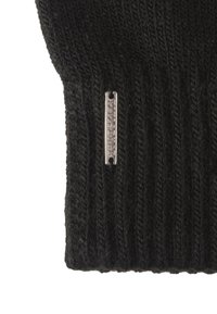 Schwarze Strickmütze mit gerippter Textur und silbernem Logoetikett, das an der Seite eingestickt ist, mit einer enganliegenden, runden Form.